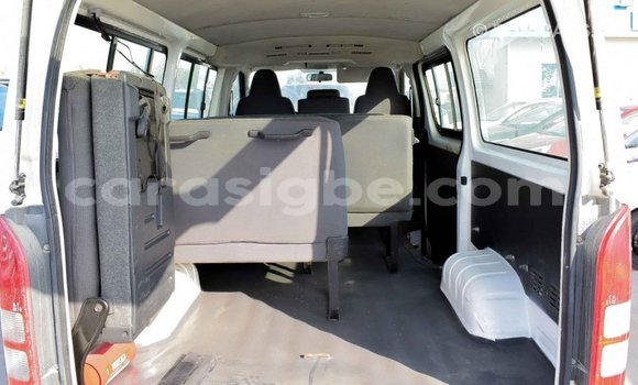 Acheter Import Voiture Toyota Hiace Blanc à Import - Dubai, Togo Acheter Import Voiture Toyota Hiace Blanc à Import - Dubai, Togo