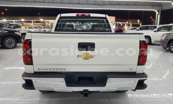 Acheter Import Voiture Chevrolet Silverado Blanc à Import - Dubai, Togo Acheter Import Voiture Chevrolet Silverado Blanc à Import - Dubai, Togo