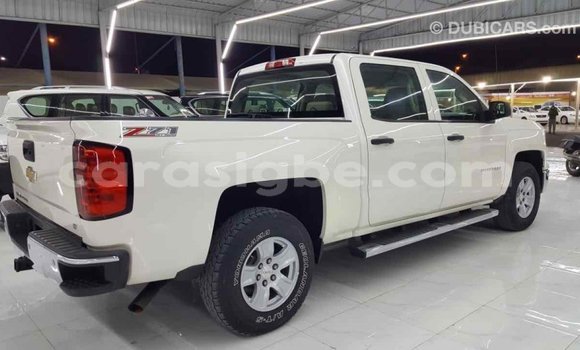 Acheter Import Voiture Chevrolet Silverado Blanc à Import - Dubai, Togo Acheter Import Voiture Chevrolet Silverado Blanc à Import - Dubai, Togo