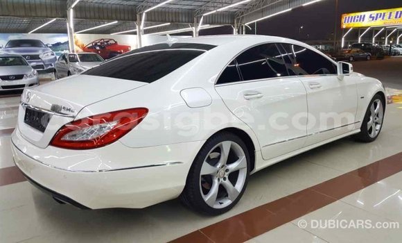 Acheter Import Voiture Mercedes‒Benz 190 (W201) Blanc à Import - Dubai, Togo Acheter Import Voiture Mercedes‒Benz 190 (W201) Blanc à Import - Dubai, Togo