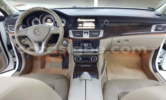 Acheter Import Voiture Mercedes‒Benz 190 (W201) Blanc à Import - Dubai, Togo Acheter Import Voiture Mercedes‒Benz 190 (W201) Blanc à Import - Dubai, Togo