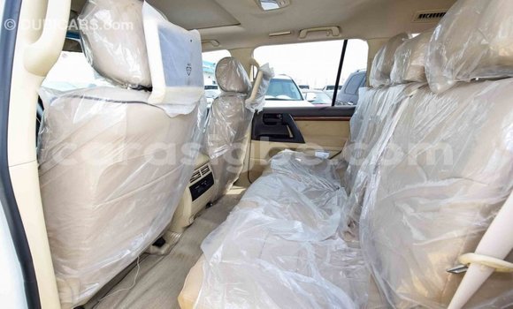 Acheter Import Voiture Toyota Land Cruiser Blanc à Import - Dubai, Togo Acheter Import Voiture Toyota Land Cruiser Blanc à Import - Dubai, Togo