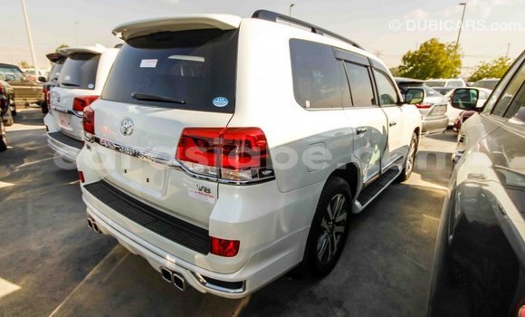 Acheter Import Voiture Toyota Land Cruiser Blanc à Import - Dubai, Togo Acheter Import Voiture Toyota Land Cruiser Blanc à Import - Dubai, Togo