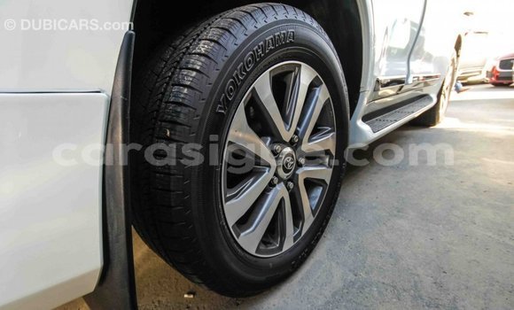 Acheter Import Voiture Toyota Land Cruiser Blanc à Import - Dubai, Togo Acheter Import Voiture Toyota Land Cruiser Blanc à Import - Dubai, Togo