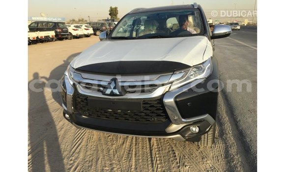 Acheter Import Voiture Mitsubishi Montero Noir à Import - Dubai, Togo