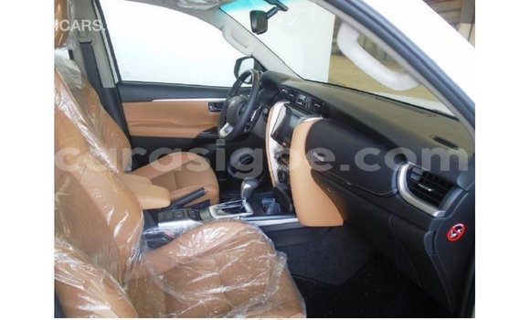 Acheter Import Voiture Toyota Fortuner Blanc à Import - Dubai, Togo