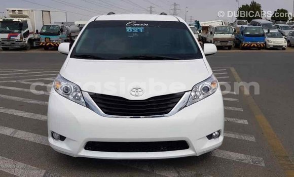 Acheter Import Voiture Toyota Sienna Blanc à Import - Dubai, Togo Acheter Import Voiture Toyota Sienna Blanc à Import - Dubai, Togo