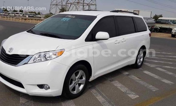 Acheter Import Voiture Toyota Sienna Blanc à Import - Dubai, Togo Acheter Import Voiture Toyota Sienna Blanc à Import - Dubai, Togo