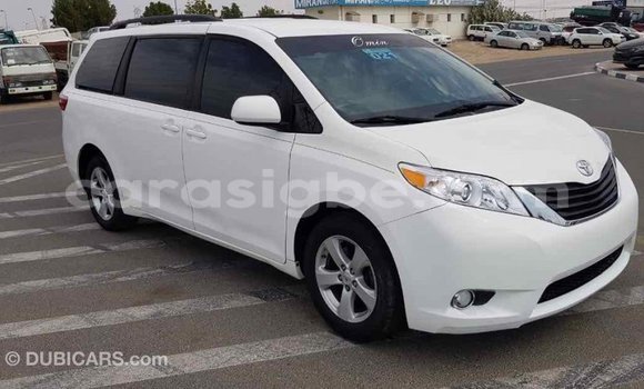Acheter Import Voiture Toyota Sienna Blanc à Import - Dubai, Togo Acheter Import Voiture Toyota Sienna Blanc à Import - Dubai, Togo