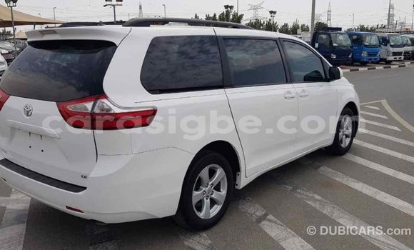 Acheter Import Voiture Toyota Sienna Blanc à Import - Dubai, Togo Acheter Import Voiture Toyota Sienna Blanc à Import - Dubai, Togo
