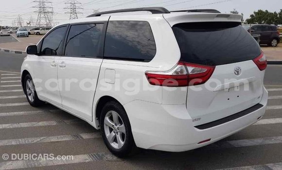 Acheter Import Voiture Toyota Sienna Blanc à Import - Dubai, Togo Acheter Import Voiture Toyota Sienna Blanc à Import - Dubai, Togo
