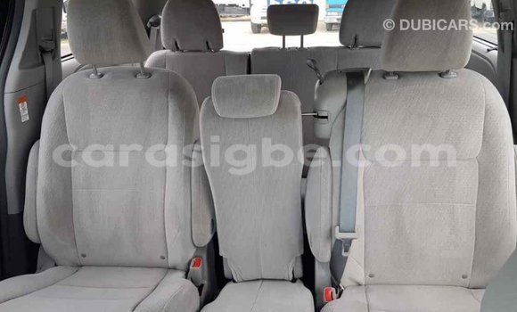 Acheter Import Voiture Toyota Sienna Blanc à Import - Dubai, Togo Acheter Import Voiture Toyota Sienna Blanc à Import - Dubai, Togo