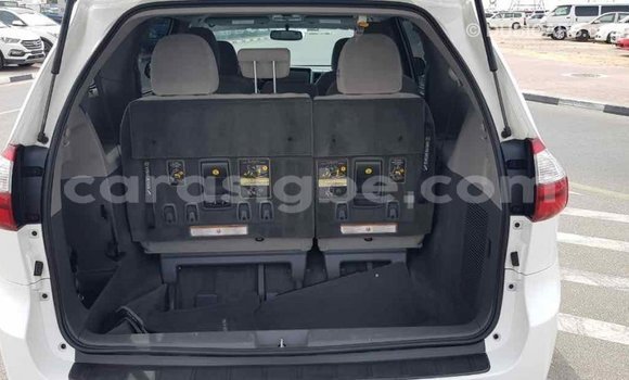 Acheter Import Voiture Toyota Sienna Blanc à Import - Dubai, Togo Acheter Import Voiture Toyota Sienna Blanc à Import - Dubai, Togo