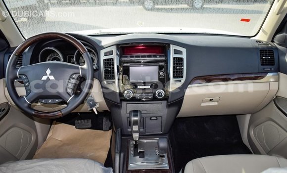 Acheter Import Voiture Mitsubishi Pajero Blanc à Import - Dubai, Togo Acheter Import Voiture Mitsubishi Pajero Blanc à Import - Dubai, Togo