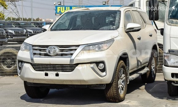 Acheter Import Voiture Toyota Fortuner Blanc à Import - Dubai, Togo Acheter Import Voiture Toyota Fortuner Blanc à Import - Dubai, Togo