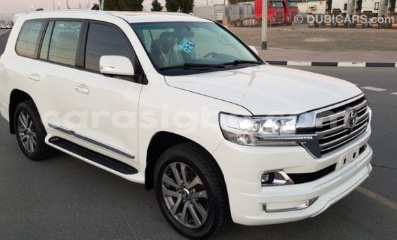Acheter Import Voiture Toyota Land Cruiser Blanc à Import - Dubai, Togo Acheter Import Voiture Toyota Land Cruiser Blanc à Import - Dubai, Togo