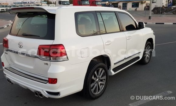 Acheter Import Voiture Toyota Land Cruiser Blanc à Import - Dubai, Togo Acheter Import Voiture Toyota Land Cruiser Blanc à Import - Dubai, Togo