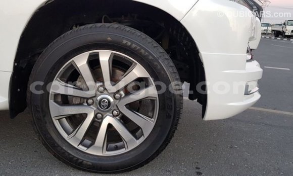 Acheter Import Voiture Toyota Land Cruiser Blanc à Import - Dubai, Togo Acheter Import Voiture Toyota Land Cruiser Blanc à Import - Dubai, Togo