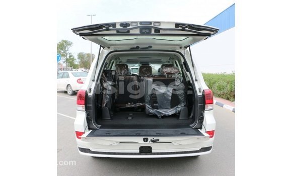 Acheter Import Voiture Toyota Land Cruiser Blanc à Import - Dubai, Togo Acheter Import Voiture Toyota Land Cruiser Blanc à Import - Dubai, Togo