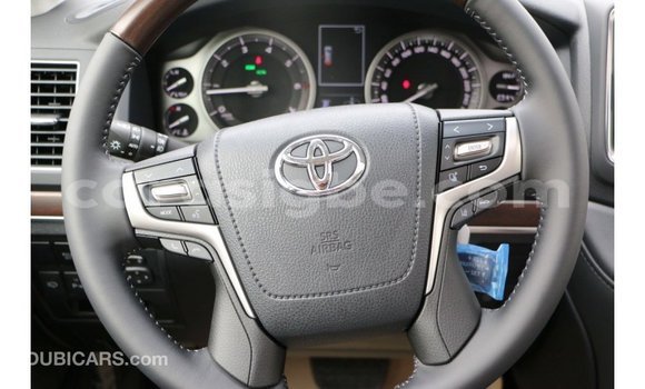 Acheter Import Voiture Toyota Land Cruiser Blanc à Import - Dubai, Togo Acheter Import Voiture Toyota Land Cruiser Blanc à Import - Dubai, Togo