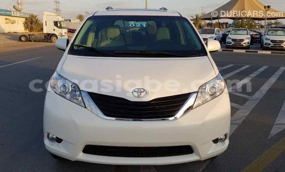 Acheter Import Voiture Toyota Sienna Blanc à Import - Dubai, Togo Acheter Import Voiture Toyota Sienna Blanc à Import - Dubai, Togo