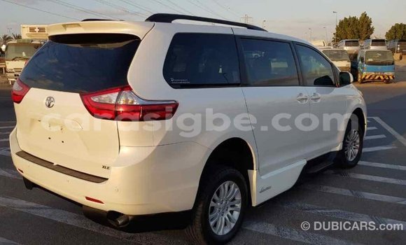 Acheter Import Voiture Toyota Sienna Blanc à Import - Dubai, Togo Acheter Import Voiture Toyota Sienna Blanc à Import - Dubai, Togo