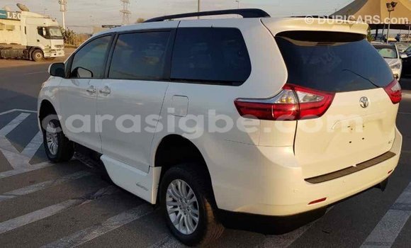 Acheter Import Voiture Toyota Sienna Blanc à Import - Dubai, Togo Acheter Import Voiture Toyota Sienna Blanc à Import - Dubai, Togo