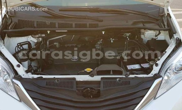 Acheter Import Voiture Toyota Sienna Blanc à Import - Dubai, Togo Acheter Import Voiture Toyota Sienna Blanc à Import - Dubai, Togo
