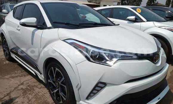 Acheter Occasion Voiture Toyota C-HR Blanc à Lomé, Togo Acheter Occasion Voiture Toyota C-HR Blanc à Lomé, Togo