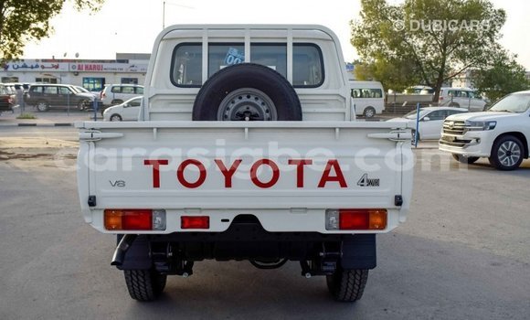 Acheter Import Voiture Toyota Pickup Blanc à Import - Dubai, Togo Acheter Import Voiture Toyota Pickup Blanc à Import - Dubai, Togo