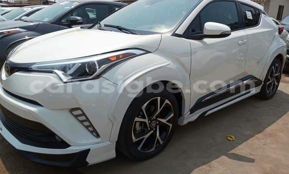 Acheter Occasion Voiture Toyota C-HR Blanc à Lomé, Togo Acheter Occasion Voiture Toyota C-HR Blanc à Lomé, Togo