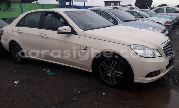 Buy Used Mercedes‒Benz C–Class White Car in Lome in Togo Buy Used Mercedes‒Benz C–Class White Car in Lome in Togo