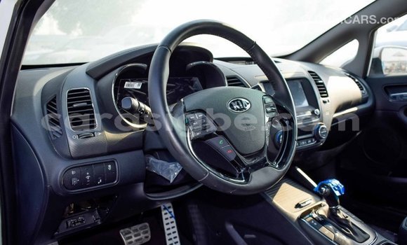 Acheter Import Voiture Kia Cerato Blanc à Import - Dubai, Togo Acheter Import Voiture Kia Cerato Blanc à Import - Dubai, Togo