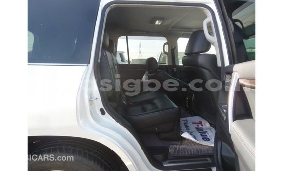 Acheter Import Voiture Toyota Land Cruiser Blanc à Import - Dubai, Togo Acheter Import Voiture Toyota Land Cruiser Blanc à Import - Dubai, Togo
