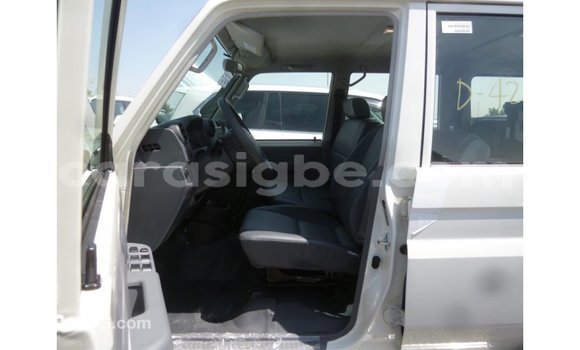 Acheter Import Voiture Toyota Land Cruiser Blanc à Import - Dubai, Togo Acheter Import Voiture Toyota Land Cruiser Blanc à Import - Dubai, Togo