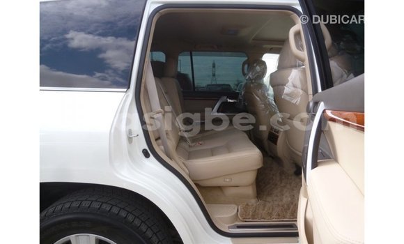 Acheter Import Voiture Toyota Land Cruiser Blanc à Import - Dubai, Togo Acheter Import Voiture Toyota Land Cruiser Blanc à Import - Dubai, Togo