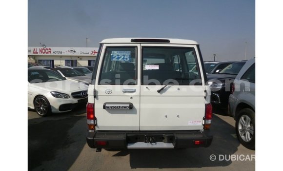 Acheter Import Voiture Toyota Land Cruiser Blanc à Import - Dubai, Togo Acheter Import Voiture Toyota Land Cruiser Blanc à Import - Dubai, Togo