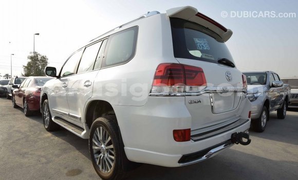 Acheter Import Voiture Toyota Land Cruiser Blanc à Import - Dubai, Togo Acheter Import Voiture Toyota Land Cruiser Blanc à Import - Dubai, Togo