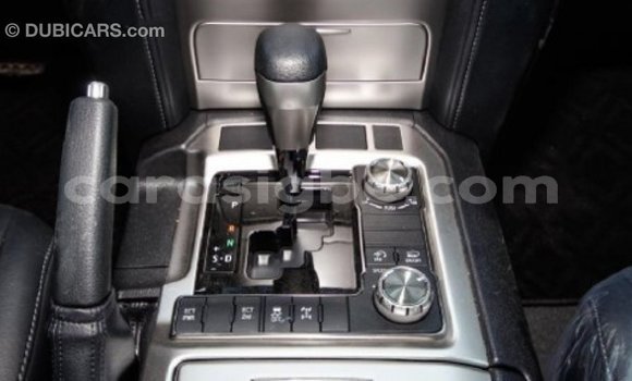Acheter Import Voiture Toyota Land Cruiser Blanc à Import - Dubai, Togo Acheter Import Voiture Toyota Land Cruiser Blanc à Import - Dubai, Togo