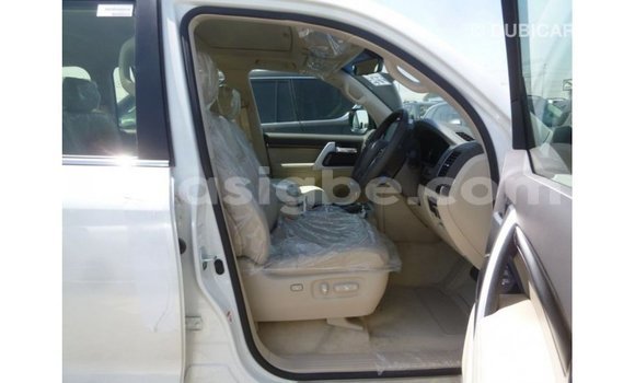 Acheter Import Voiture Toyota Land Cruiser Blanc à Import - Dubai, Togo Acheter Import Voiture Toyota Land Cruiser Blanc à Import - Dubai, Togo