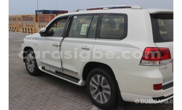 Acheter Import Voiture Toyota Land Cruiser Blanc à Import - Dubai, Togo Acheter Import Voiture Toyota Land Cruiser Blanc à Import - Dubai, Togo