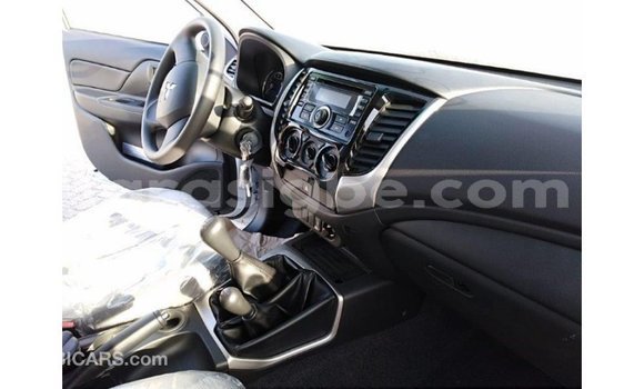 Acheter Import Voiture Mitsubishi L200 Blanc à Import - Dubai, Togo Acheter Import Voiture Mitsubishi L200 Blanc à Import - Dubai, Togo