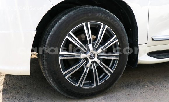 Acheter Import Voiture Toyota Land Cruiser Blanc à Import - Dubai, Togo Acheter Import Voiture Toyota Land Cruiser Blanc à Import - Dubai, Togo