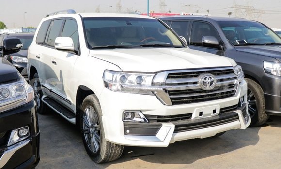Acheter Import Voiture Toyota Land Cruiser Blanc à Import - Dubai, Togo Acheter Import Voiture Toyota Land Cruiser Blanc à Import - Dubai, Togo