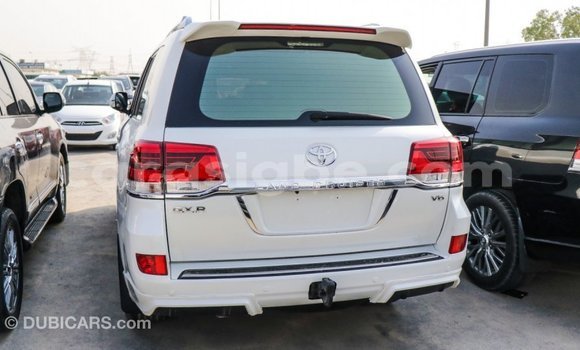 Acheter Import Voiture Toyota Land Cruiser Blanc à Import - Dubai, Togo Acheter Import Voiture Toyota Land Cruiser Blanc à Import - Dubai, Togo
