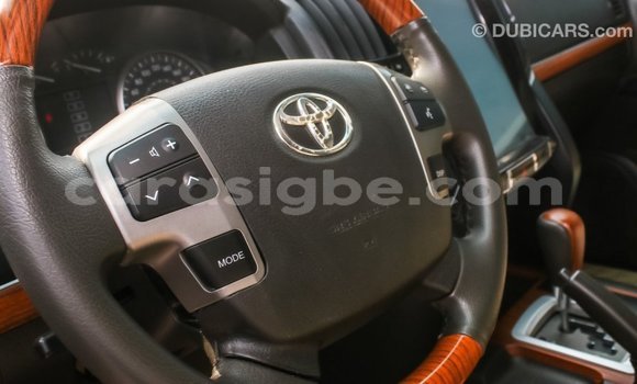 Acheter Import Voiture Toyota Land Cruiser Blanc à Import - Dubai, Togo Acheter Import Voiture Toyota Land Cruiser Blanc à Import - Dubai, Togo