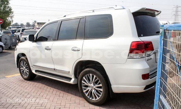 Acheter Import Voiture Toyota Land Cruiser Blanc à Import - Dubai, Togo Acheter Import Voiture Toyota Land Cruiser Blanc à Import - Dubai, Togo