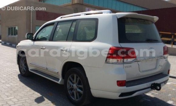 Acheter Import Voiture Toyota Land Cruiser Blanc à Import - Dubai, Togo Acheter Import Voiture Toyota Land Cruiser Blanc à Import - Dubai, Togo