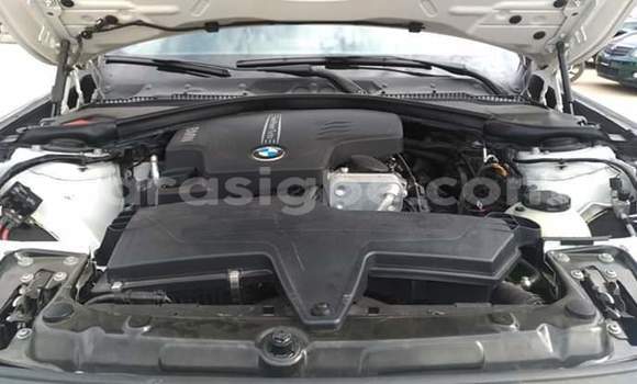 Acheter Occasion Voiture BMW 328i Blanc à Lomé, Togo Acheter Occasion Voiture BMW 328i Blanc à Lomé, Togo