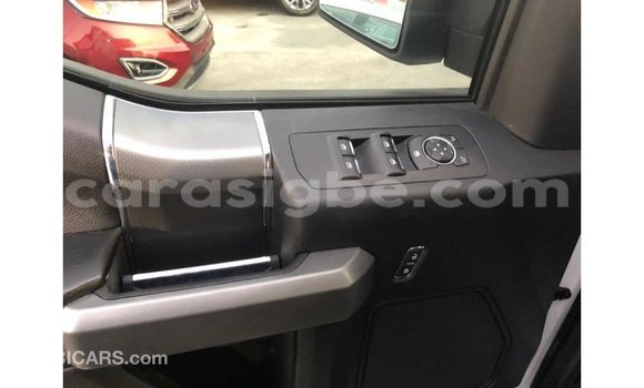 Acheter Import Voiture Ford V8 Blanc à Import - Dubai, Togo Acheter Import Voiture Ford V8 Blanc à Import - Dubai, Togo